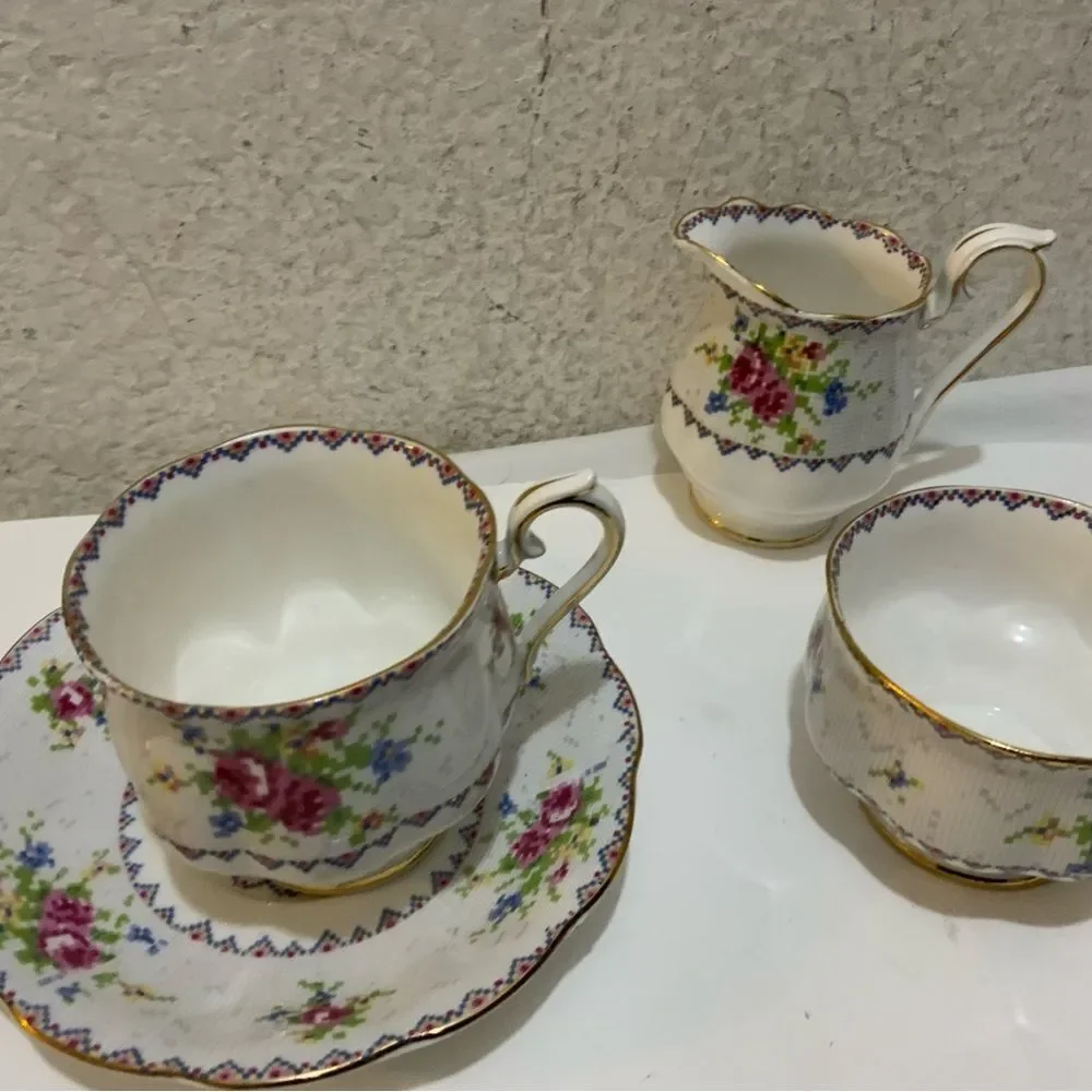 Set 6VINTAGE ROYAL ALBERT FINE BONE CHINA PETIT POINT PATTERN TEA CUP & saucers